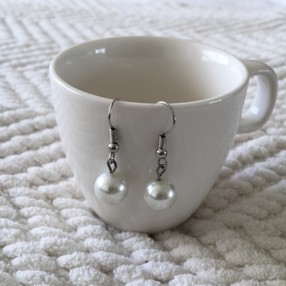 ❄️ Faux White Round Pearl Dangle Earrings - Picture 1 of 3